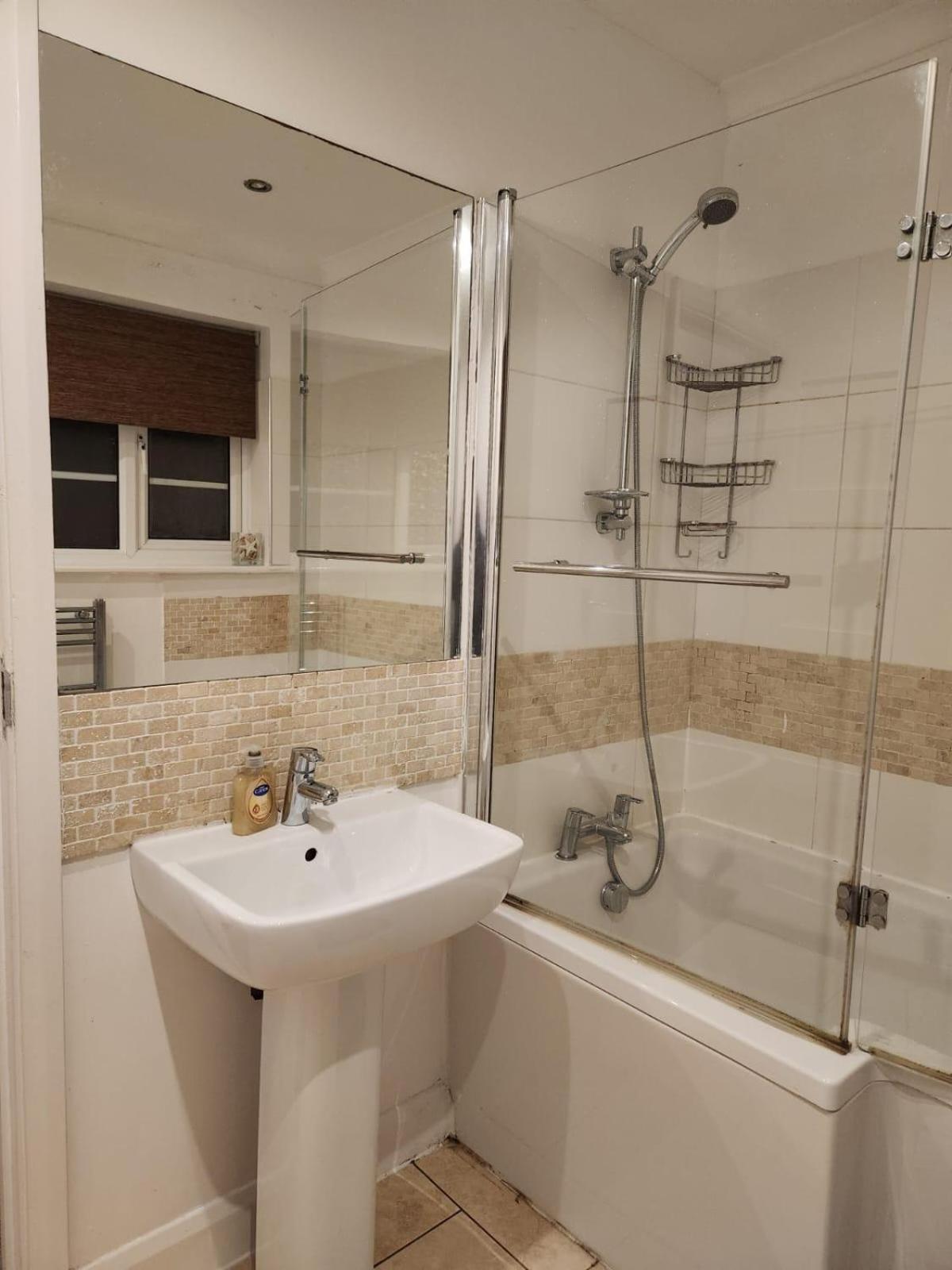 D Elmdon Homestay Shared 4 Bedrooms Birmingham Extérieur photo